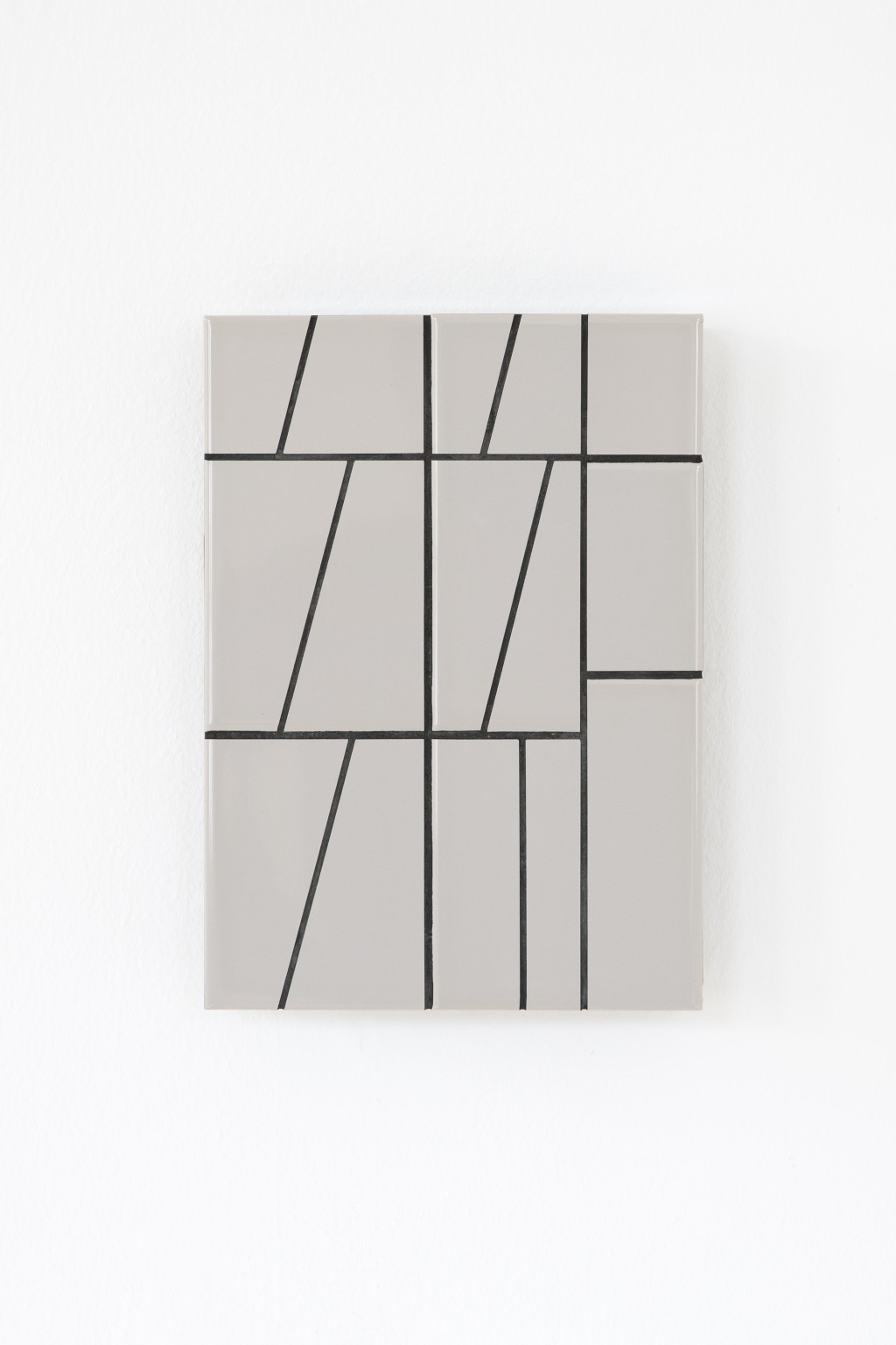 SimonMullan_Kevin2017_GraueFliesen,schwarzeFugen,MDF_31.1cmx22.2cmx4cm